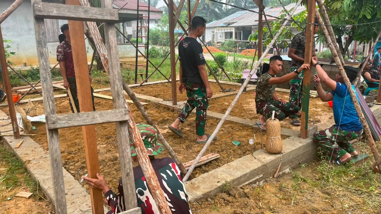 Keceriaan Bu Suhanim di Tengah Proyek Pembangunan Rumah oleh Satgas TMMD Ke-130