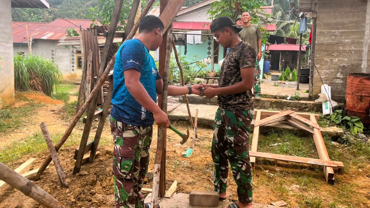 Satgas TMMD Ke-130 Kodim 1210/Landak: Membangun Lebih Dari Sekadar Rumah untuk Bu Suhanim