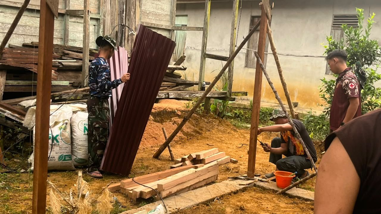 Prajurit TNI Perkuat Keharmonisan Melalui Pembangunan Rumah Bu Suhanim