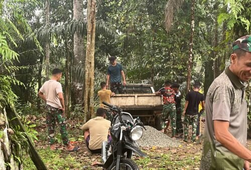 Kerja Keras Prajurit Satgas TMMD Ke-130: Angkut Material Tanpa Kenal Lelah