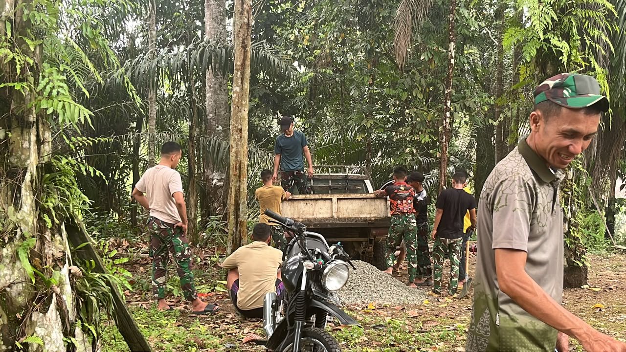 Kerja Keras Prajurit Satgas TMMD Ke-130: Angkut Material Tanpa Kenal Lelah