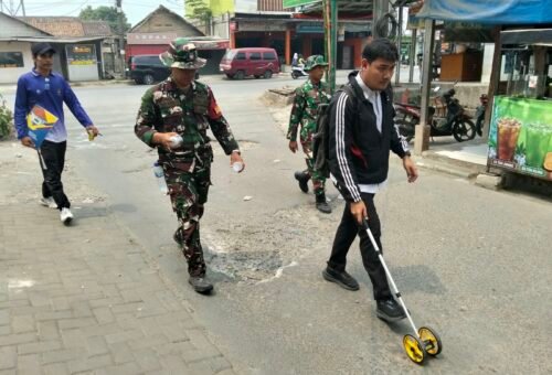 Dukungan Babinsa untuk Tim Bina Marga dalam Pengukuran Jalan TMMD ke-130