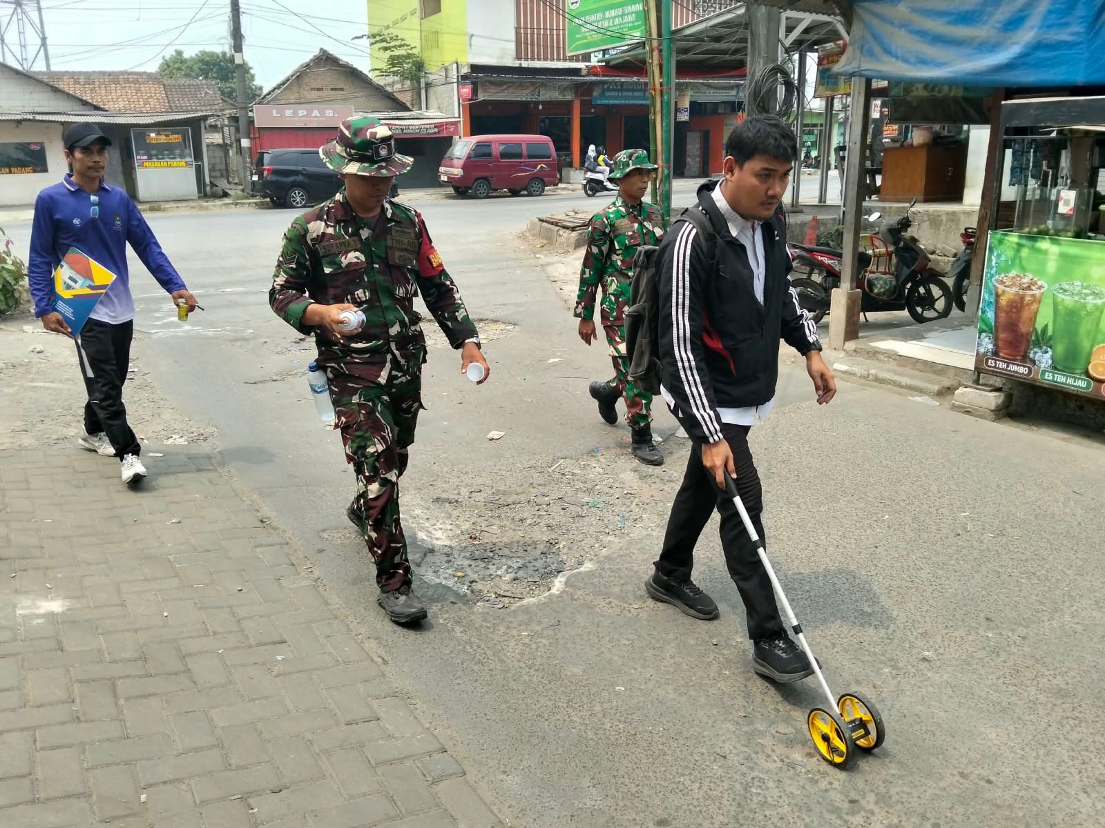 Dukungan Babinsa untuk Tim Bina Marga dalam Pengukuran Jalan TMMD ke-130