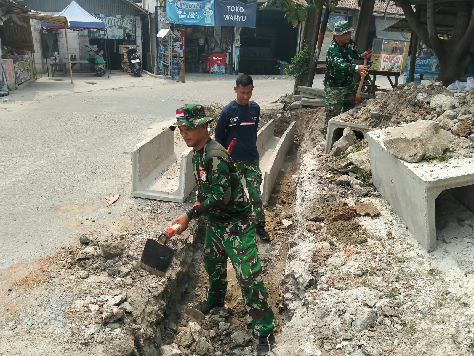 Pembangunan Drainase oleh Satgas TMMD ke-130 Kodim 0510/Tigaraksa