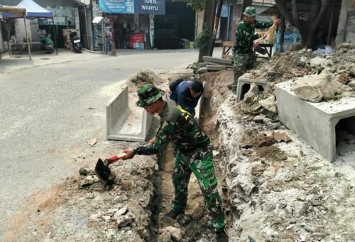 Pengerjaan Parit di Desa Sumur Bandung, Satgas TMMD ke-130 Memperkuat Fasilitas Lingkungan