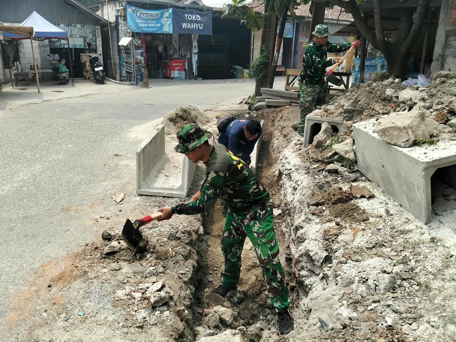 Pengerjaan Parit di Desa Sumur Bandung, Satgas TMMD ke-130 Memperkuat Fasilitas Lingkungan