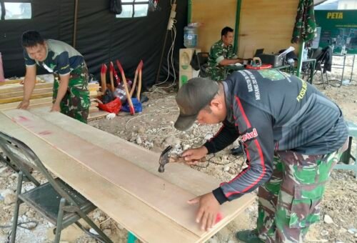 Dukungan Material untuk Pembangunan di Desa Sumur Bandung oleh Satgas TMMD ke-130
