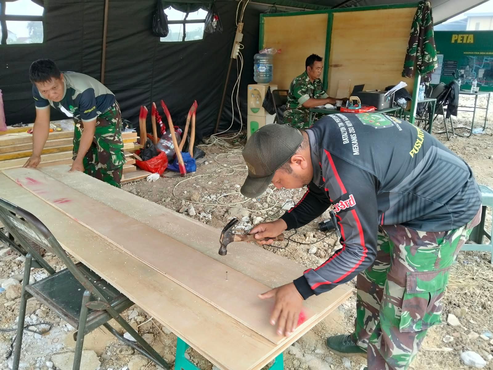 Dukungan Material untuk Pembangunan di Desa Sumur Bandung oleh Satgas TMMD ke-130