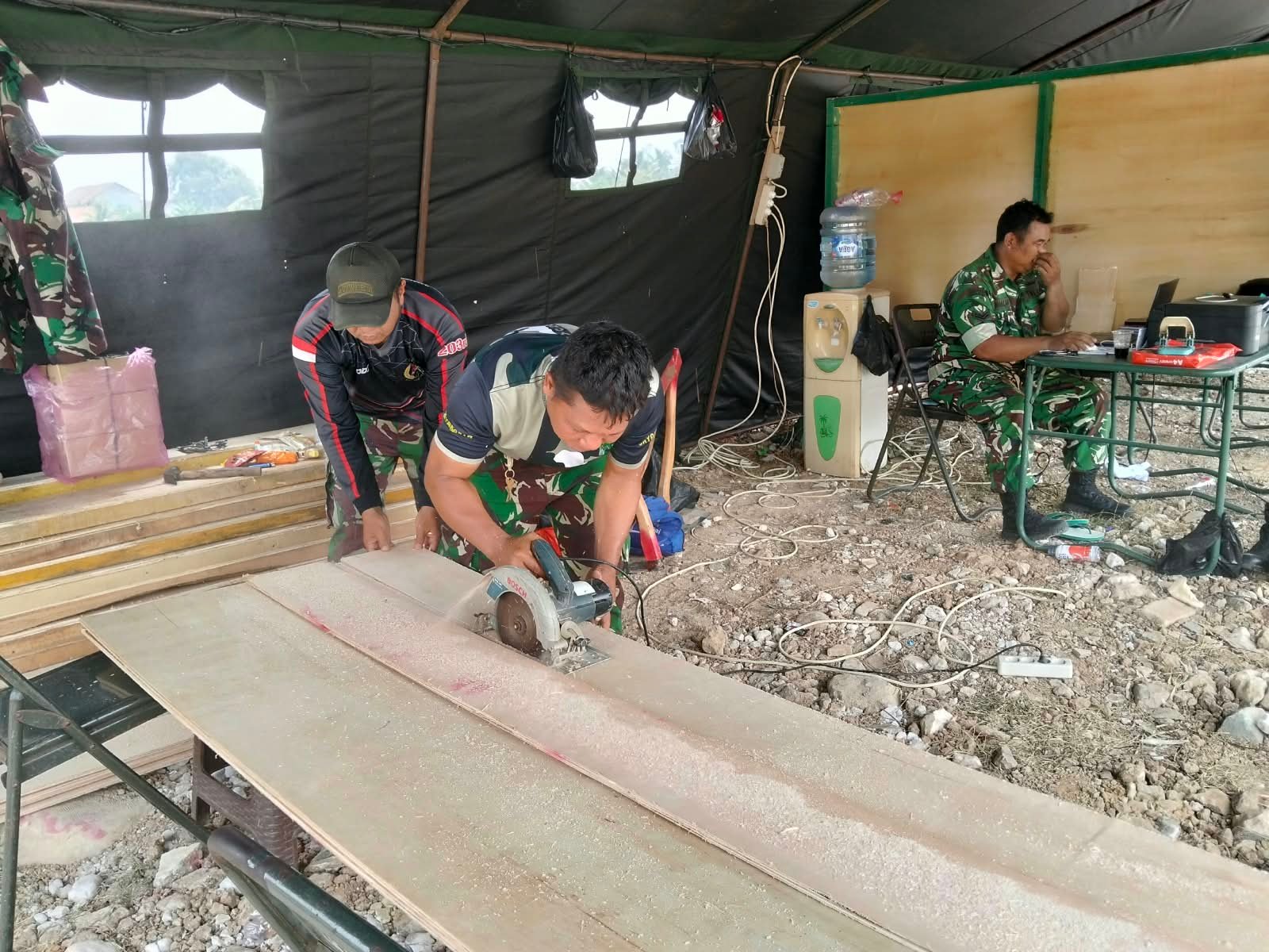 Persiapan Material Pembangunan, Satgas TMMD ke-130 Beraksi di Tigaraksa