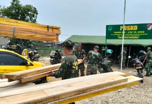 Kegiatan Satgas TMMD ke-130 Kodim 0510/Tigaraksa dalam Pengangkutan Material