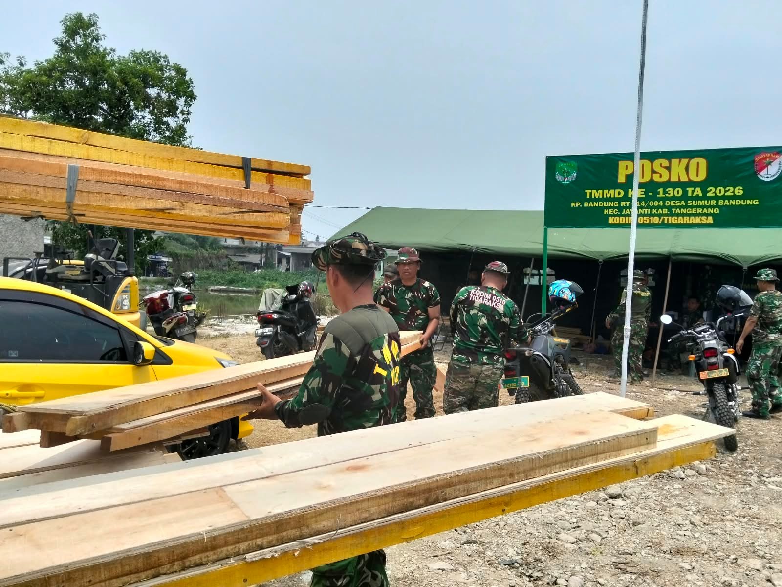 Kegiatan Satgas TMMD ke-130 Kodim 0510/Tigaraksa dalam Pengangkutan Material