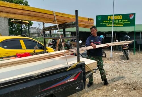 Dukung Kelancaran Proyek, Satgas TMMD ke-130 Angkut Material ke Lokasi