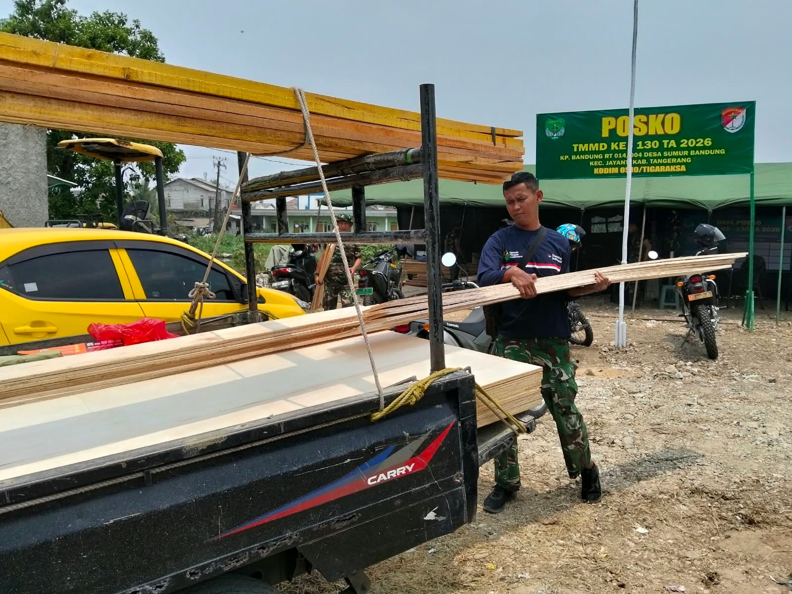 Dukung Kelancaran Proyek, Satgas TMMD ke-130 Angkut Material ke Lokasi