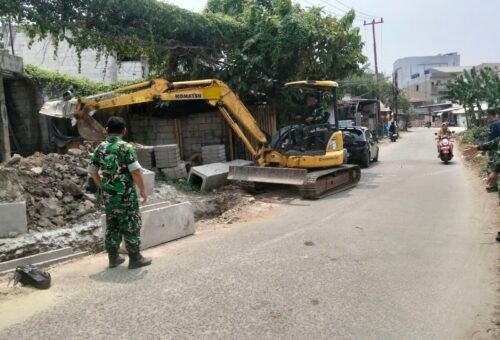 Upaya Antisipasi Genangan, Satgas TMMD Ke-130 Pasang U-Ditch di Desa Sumur Bandung