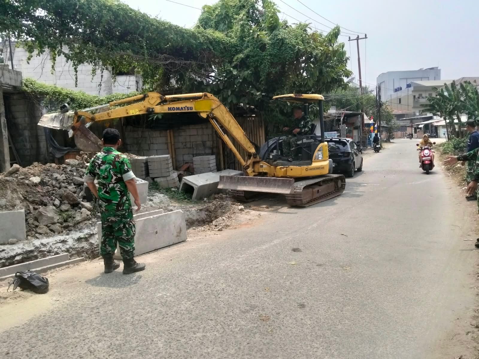 Upaya Antisipasi Genangan, Satgas TMMD Ke-130 Pasang U-Ditch di Desa Sumur Bandung