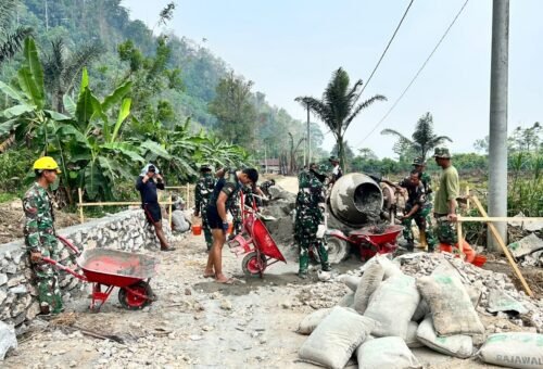 Membangun Akses Ekonomi untuk Warga Parumpanai Melalui TMMD ke-130