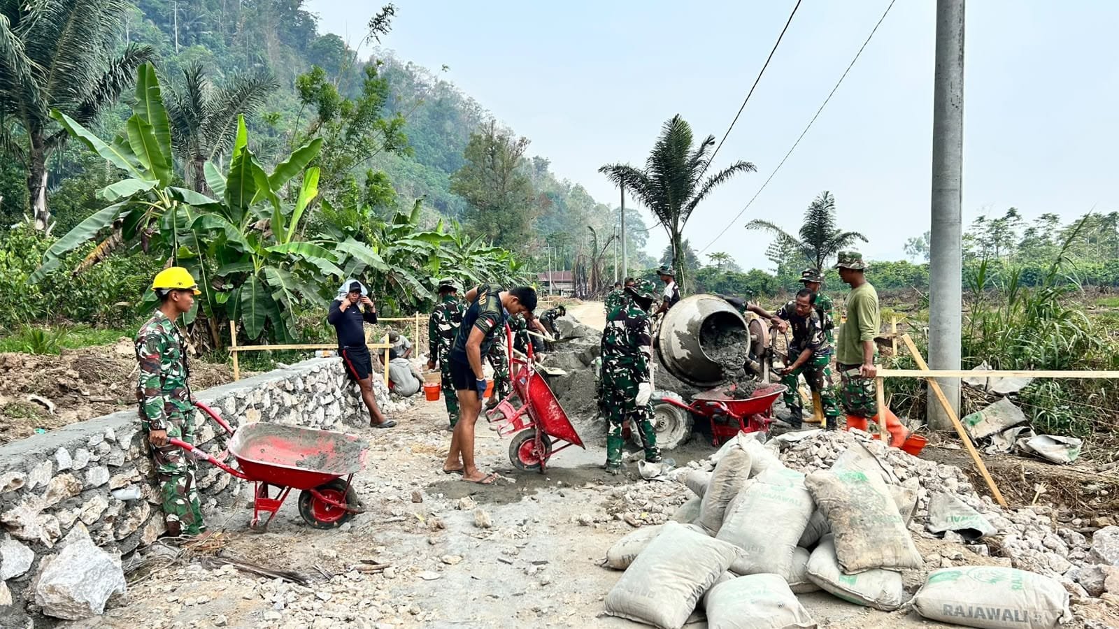 Membangun Akses Ekonomi untuk Warga Parumpanai Melalui TMMD ke-130