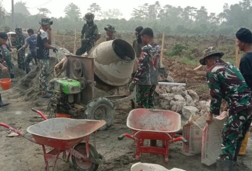 Kerja Sama Tanpa Batas, Satgas TMMD Ke-130 Kodim 1403/Palopo Bersama Masyarakat Parumpanai Membangun Jalan