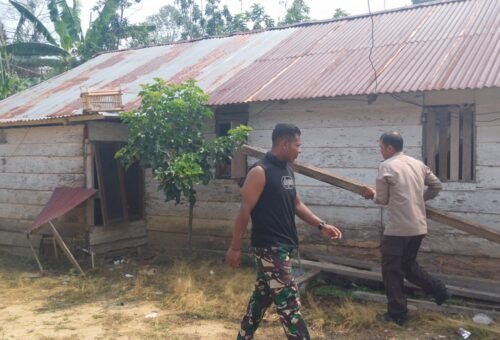 Rehabilitasi Rumah Arianto di Desa Soe, Satgas TMMD Reguler ke-130 Bergerak Cepat