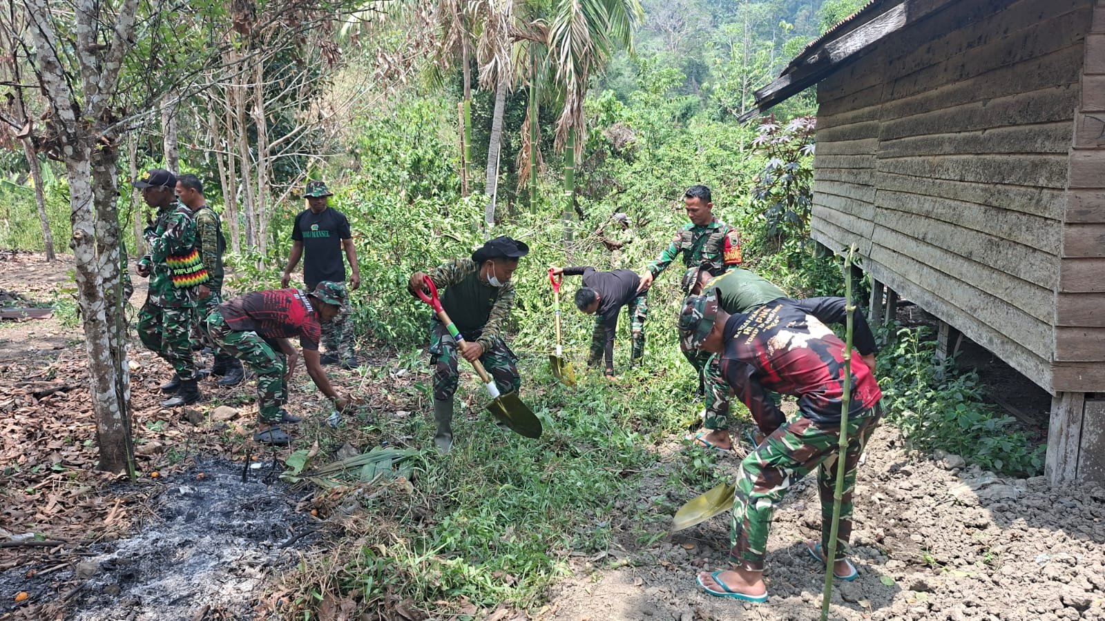 TNI dan Warga Bersatu dalam Aksi Bersih untuk Pembangunan MCK