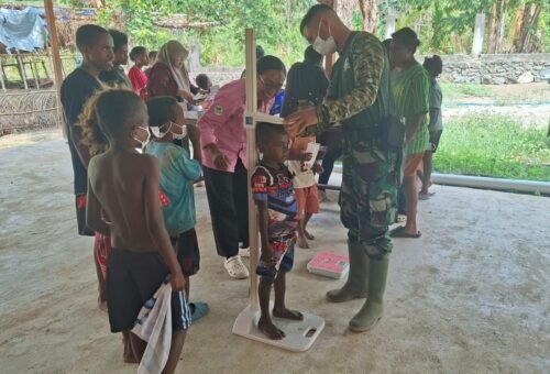 Pembangunan dan Peduli Kesehatan Anak di Yamboi oleh Satgas TMMD 1808/Mansel