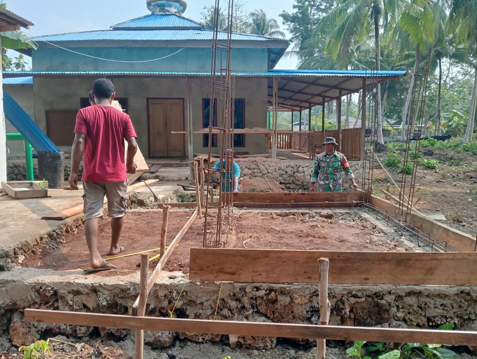 Kepatuhan pada Detail, Satgas TMMD Kodim 1512/Weda Instalasi Mal Sloof untuk Bak Wudhu