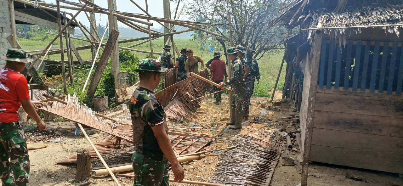 Awal Proyek Rehabilitasi Rumah Tiku Djobu di Leboni oleh TMMD ke-130