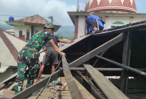 TMMD ke-130: Renovasi Rumah Bapak Entang di Citorek Barat Menunjukkan Kepedulian TNI
