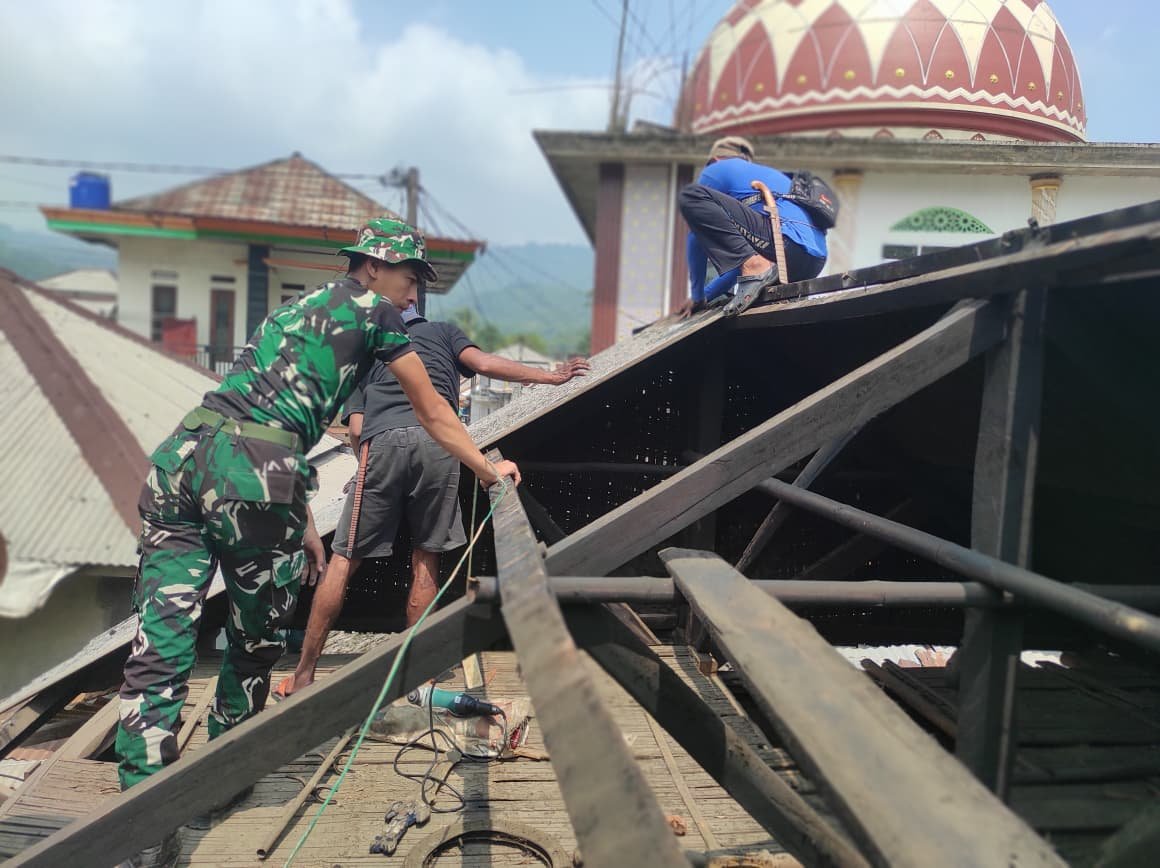 TMMD ke-130: Renovasi Rumah Bapak Entang di Citorek Barat Menunjukkan Kepedulian TNI