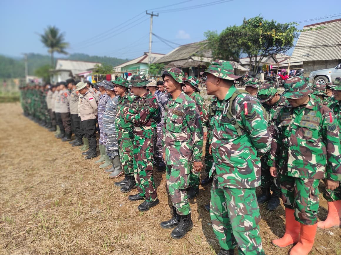 Persiapan Renovasi Rumah Tidak Layak Huni, Satgas TMMD ke-130 Gelar Apel Pagi di Citorek Barat