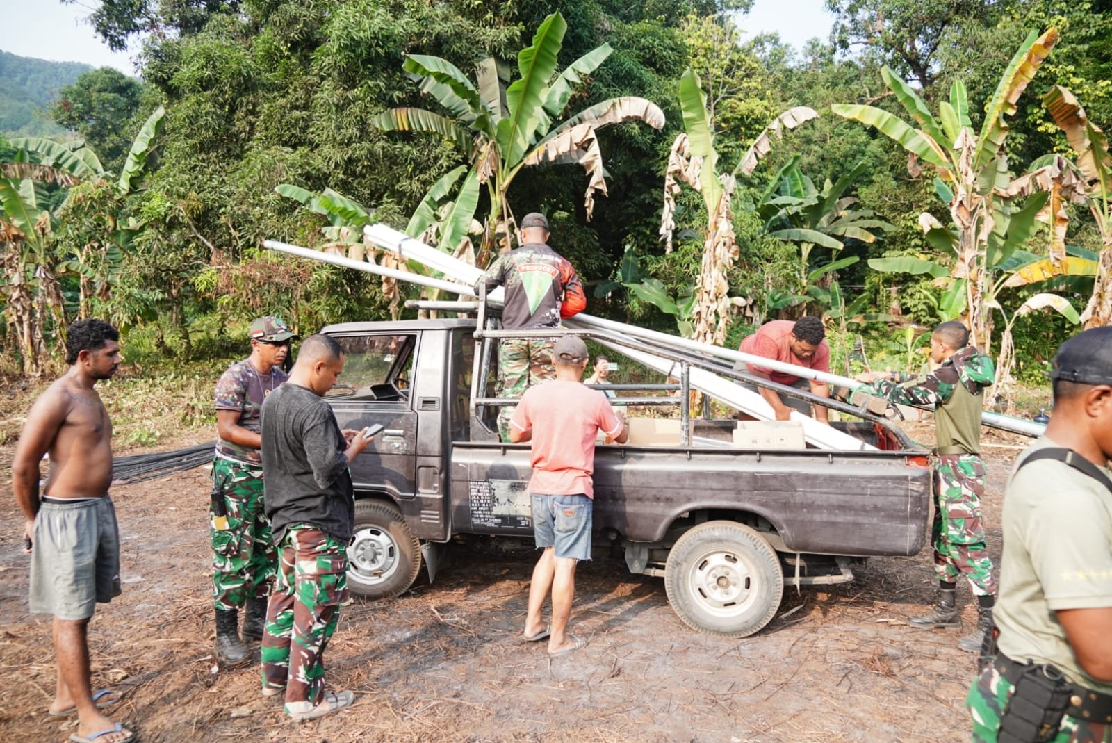 Satgas TMMD Ke-130 Kodim 1504/Ambon Awali Proyek dengan Distribusi Material di Negeri Urimessing