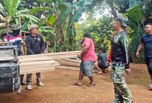 Kerja Keras Satgas TMMD ke-130 Kodim 1504/Ambon Bersama Masyarakat di Tengah Tantangan Jalan Berbatu