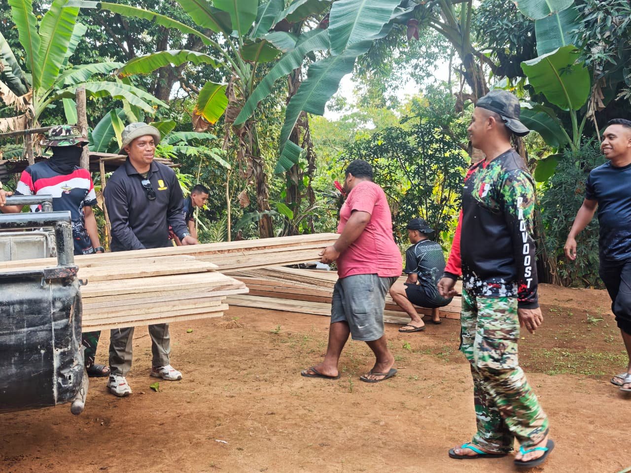 Kerja Keras Satgas TMMD ke-130 Kodim 1504/Ambon Bersama Masyarakat di Tengah Tantangan Jalan Berbatu