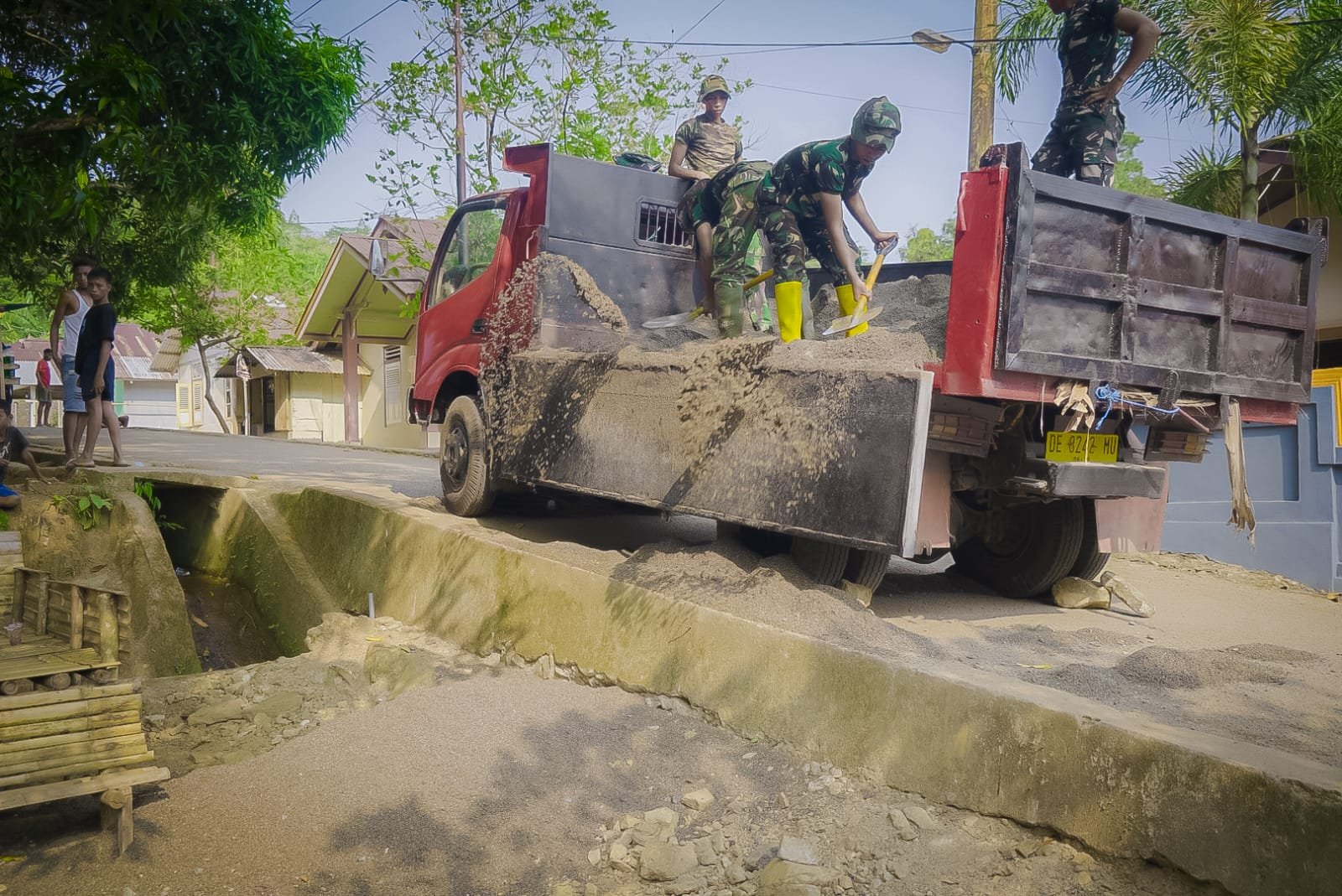 Di Tengah Tantangan, Satgas TMMD ke-130 Kodim 1504/Ambon Berkolaborasi dengan Warga untuk Angkut Material