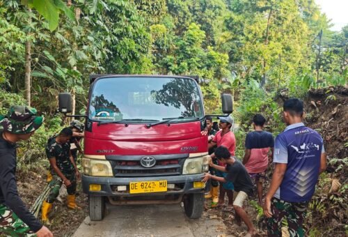 Sinergi Prajurit dan Masyarakat dalam Pengangkutan Material TMMD
