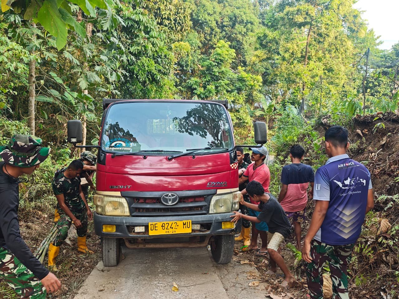 Sinergi Prajurit dan Masyarakat dalam Pengangkutan Material TMMD