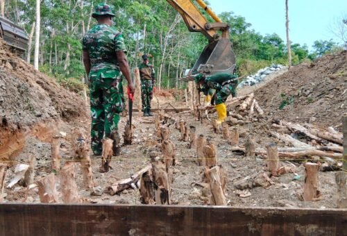 Pemasangan Trucuk Galam, Satgas TMMD Ke-130 Percepat Proyek Jembatan Beton di Karang Rejo