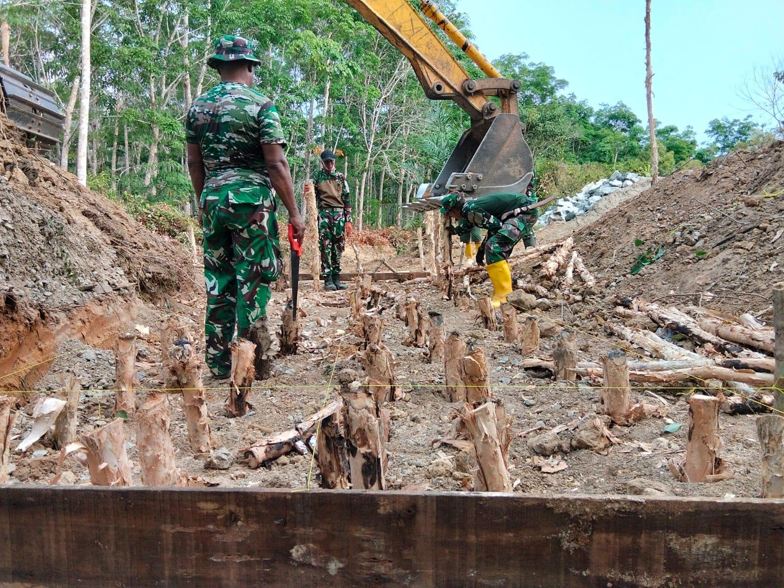 Pemasangan Trucuk Galam, Satgas TMMD Ke-130 Percepat Proyek Jembatan Beton di Karang Rejo