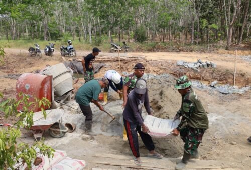 Kompak dalam Kerja, Satgas TMMD dan Warga Bersatu Mendekatkan Material Box Culvert