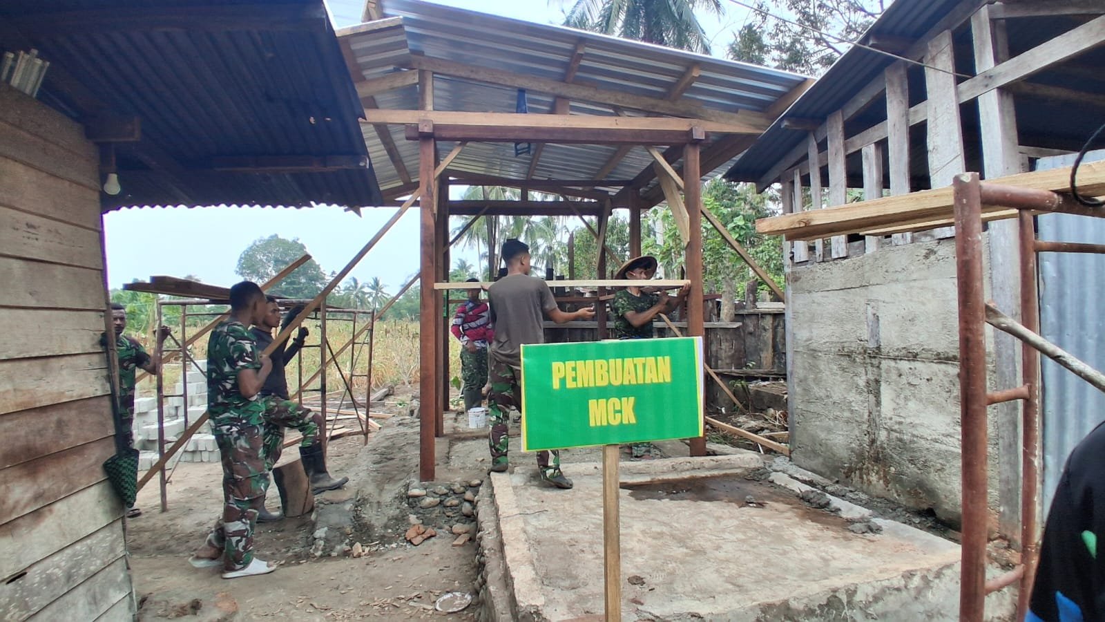 Kerjasama TNI dan Masyarakat Dalam TMMD ke-130 di Nabire