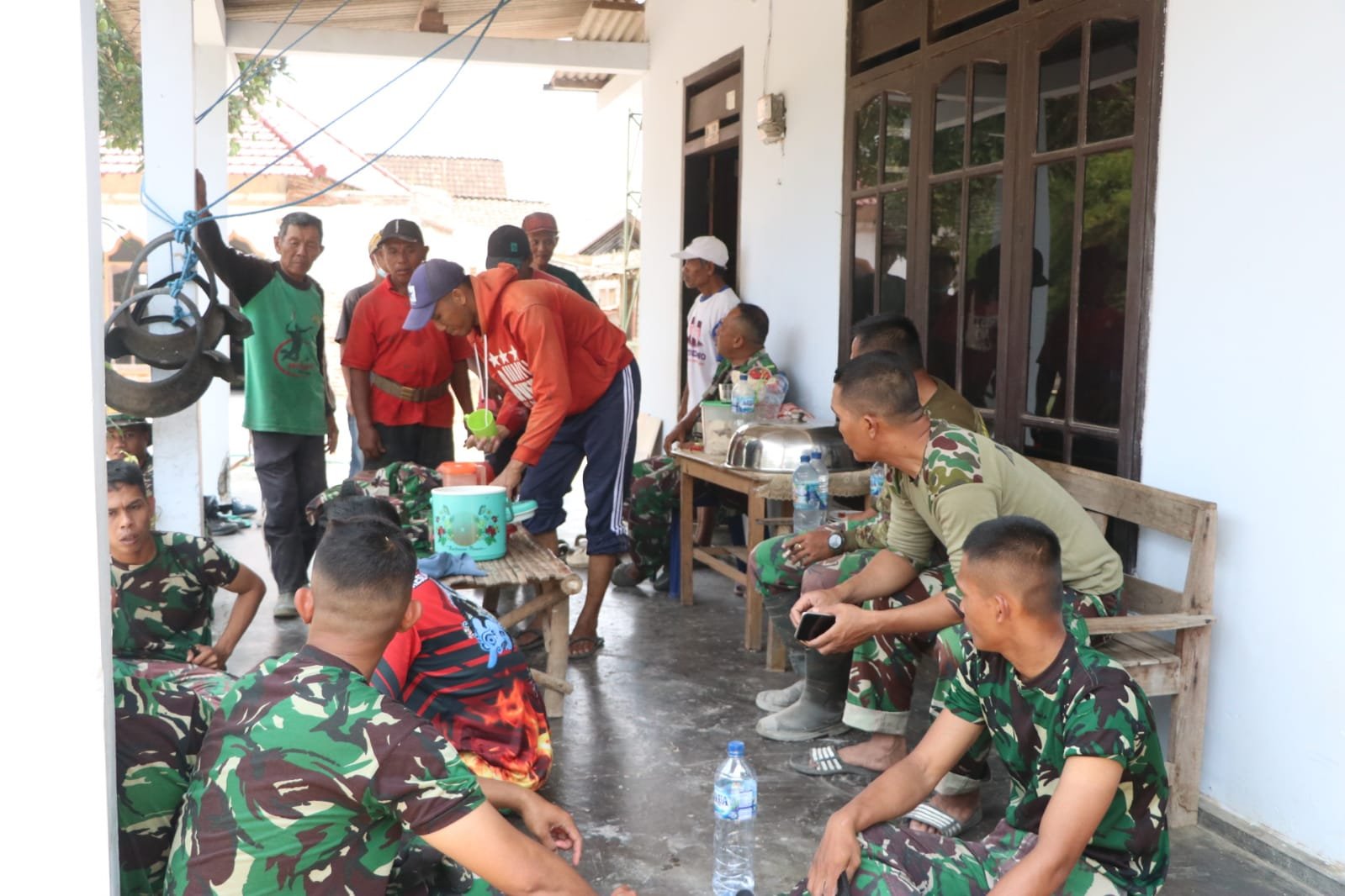 Membangun Bersama: Semangat Gotong Royong Satgas TMMD ke-130 di Tulungagung