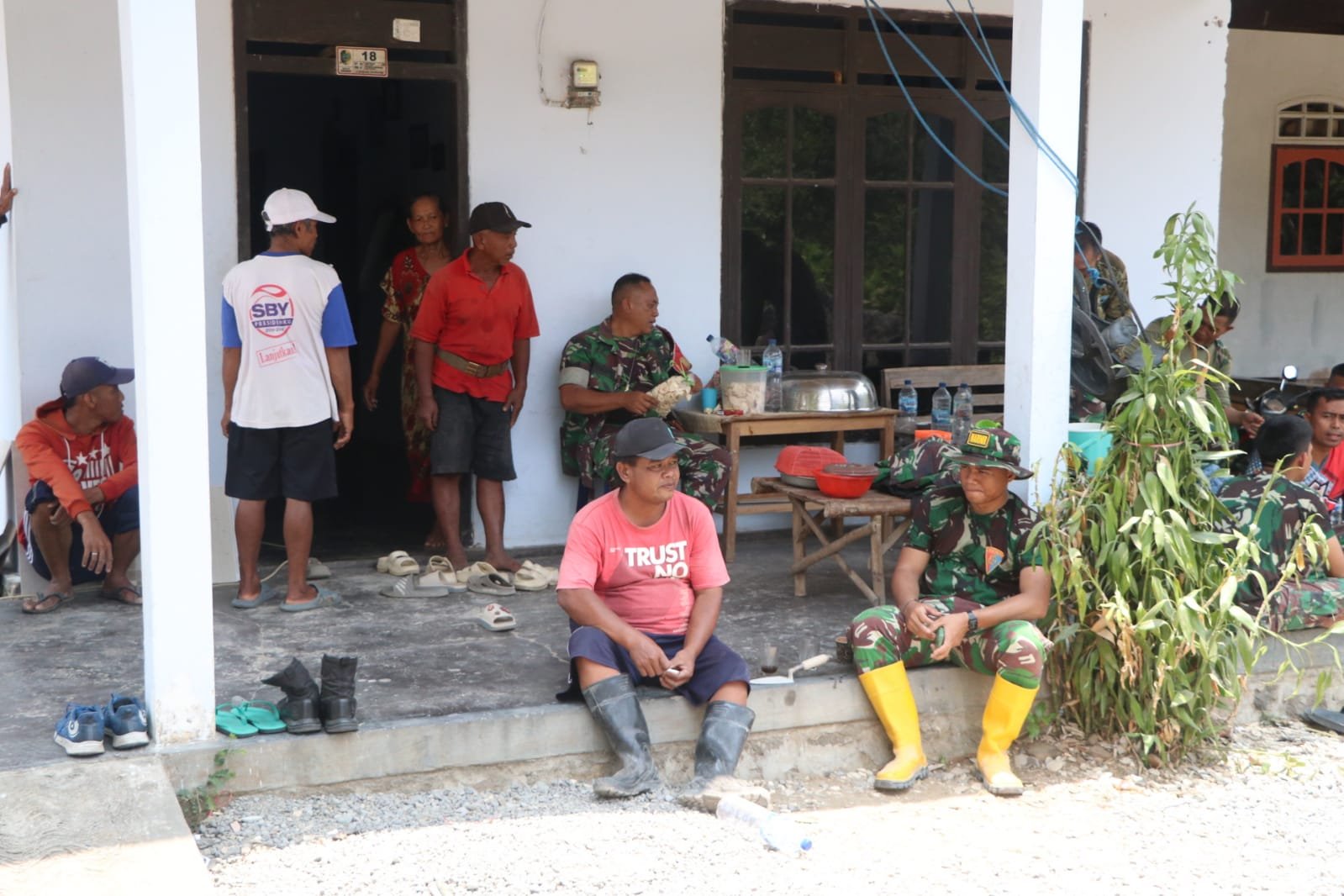 Kedekatan Melalui Makan Siang, Satgas TMMD ke-130 Kodim Tulungagung Berinteraksi dengan Masyarakat
