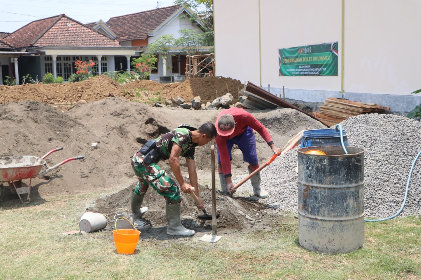 Pembangunan MCK Umum sebagai Fokus TMMD ke-130, Satgas Kodim Tulungagung Libatkan Komunitas Setempat