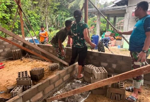 Kinerja Satgas TMMD Kodim 1210/Landak dalam Membangun Rumah bagi Ibu Suhanim