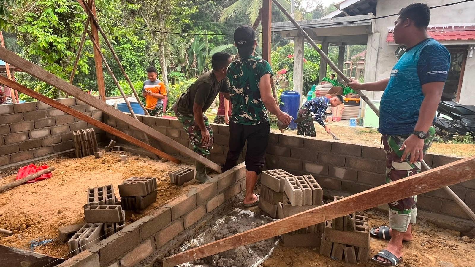 Kinerja Satgas TMMD Kodim 1210/Landak dalam Membangun Rumah bagi Ibu Suhanim
