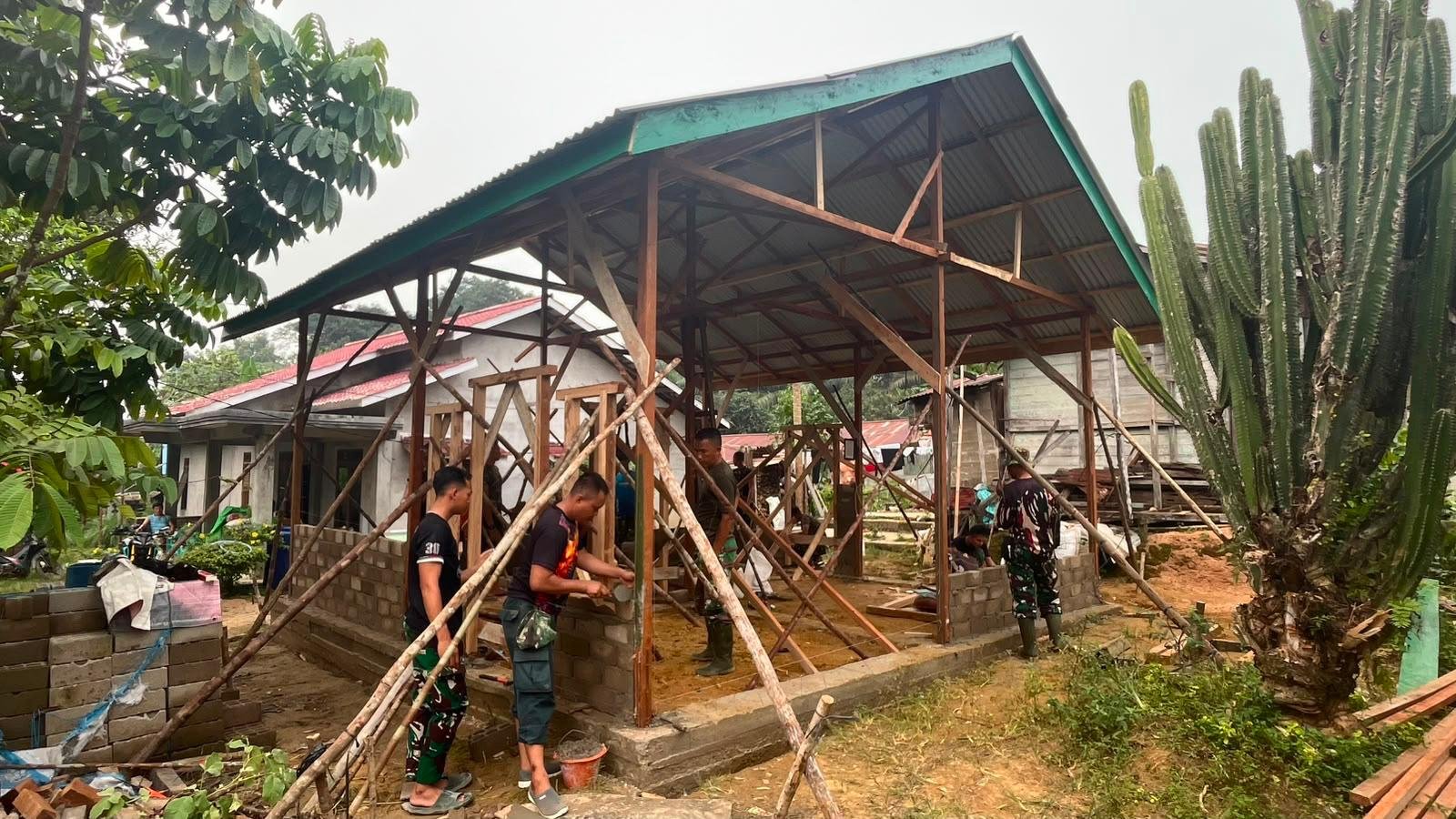Progres Pembangunan Rumah Ibu Suhanim Harapan Baru di TMMD Kodim 1210/Landak