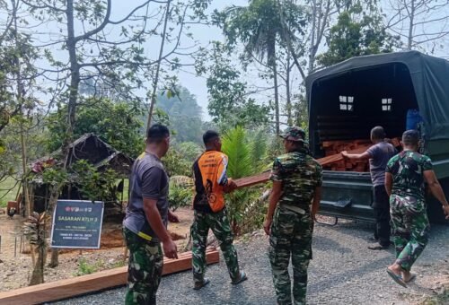 Rehabilitasi Hunian Warga Desa Leboni oleh Satgas TMMD ke-130 Kodim 1307/Poso