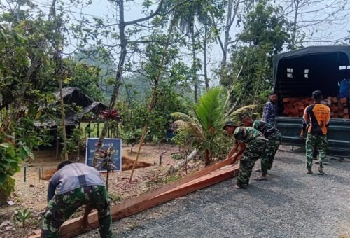 Persiapan Rehabilitasi Rumah Bapak Tuku Djobu di Poso Dimulai dengan Datangnya Material Kayu
