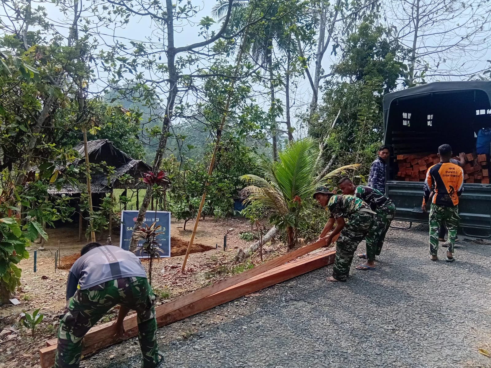 Persiapan Rehabilitasi Rumah Bapak Tuku Djobu di Poso Dimulai dengan Datangnya Material Kayu