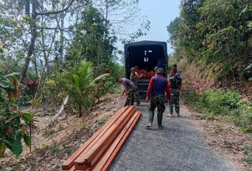 Kerja Bareng TNI dan Masyarakat, Penyaluran Material untuk Rehabilitasi Rumah Bapak Tuku Djobu di Desa Leboni